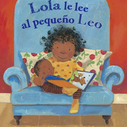 Lola le lee al pequeño Leo